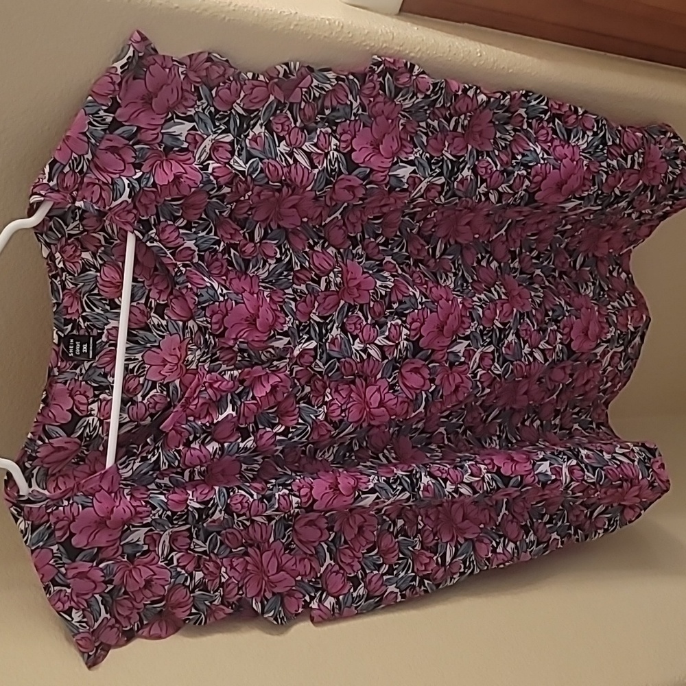 HP 🥳 Plus sized floral key hole scallop trimmed top / blouse 🌷
